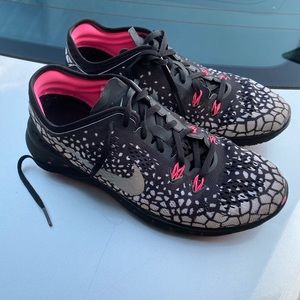 nike women’s sneakers size 9